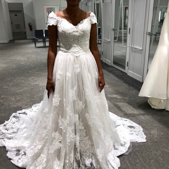 David's bridal Oleg cassini wedding dress - Picture 5 of 5